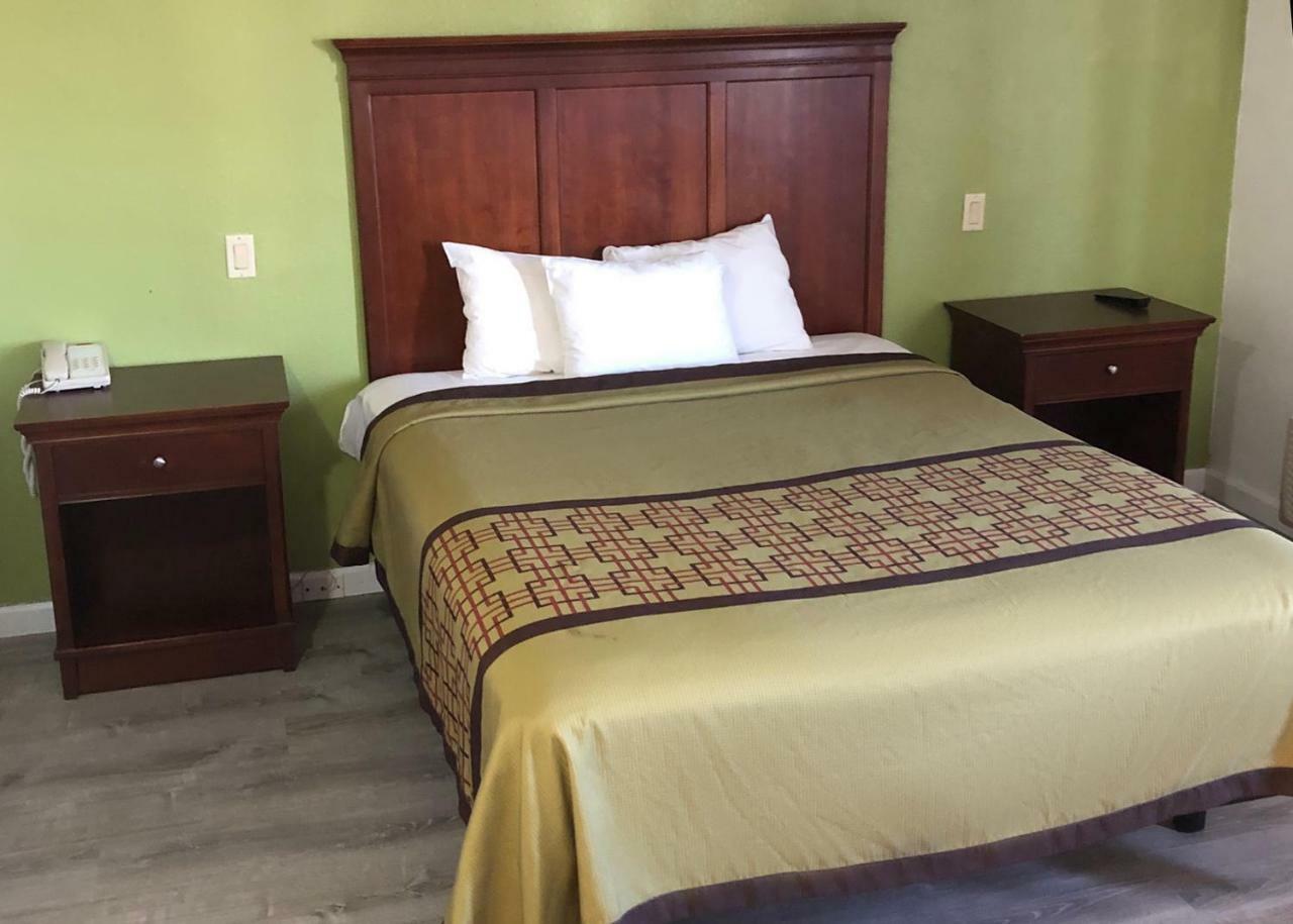 Americas Best Value Inn Visalia Exterior foto
